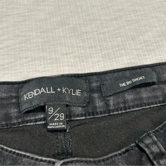 Kendall + Kylie Shorts The Bu Short 9/29 Women's Shorts Black Stretch Bermuda - Picture 2 of 6